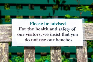 Kamu parkı ziyaretçilerine sağlık ve güvenlik için bankları kullanmadıklarını bildirin.