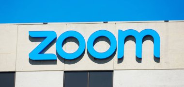 Başlangıç genel merkez binasının ön cephesinde yakınlaştırma işareti. Zoom Video Communications şirketi bulut bilgisayarını kullanarak uzaktan video konferans hizmetleri sunuyor - San Jose, California, ABD - 2019