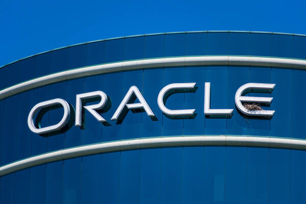 Логотип Oracle с птичьим гнездом на головном офисе корпорации в Силиконовой долине - Редвуд-Сити, Калифорния, США - Circa, 2019
