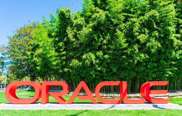 Логотип Oracle в штаб-квартире компании в Силиконовой долине с зеленым ландшафтом - Redwood City, CA, USA - Circa, 2019
