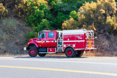 Kaliforniya Orman ve İtfaiye Departmanı 'nın CAL itfaiye kamyonu dağ yolunda park halindeki Priest, California, ABD - 2019