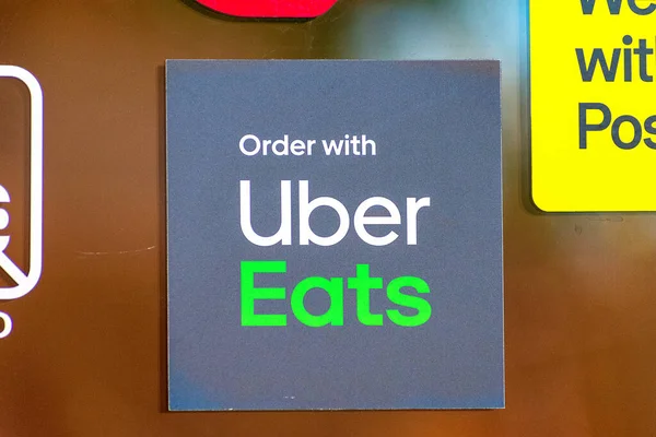 Aus Nächster Nähe Uber Eats Aufkleber Aufkleber Auf Einer Restauranttür — Stockfoto
