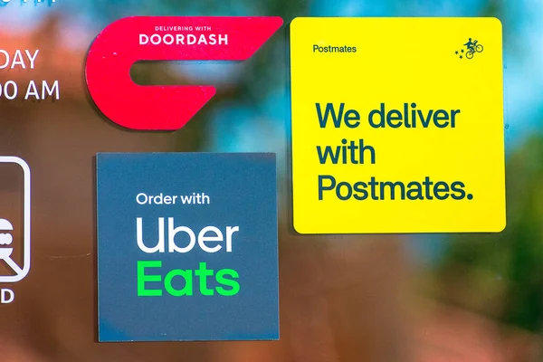 Doordash Postmates Och Uber Eats Dekaler Dekal Restaurang Dörr Reklam — Stockfoto