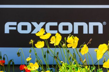 Bulanık Foxconn işareti çiçek açmış. Hon Hai Precision Industry Co., Ltd. (Foxconn Teknoloji Grubu olarak da bilinir), Tayvanlı elektronik firması.