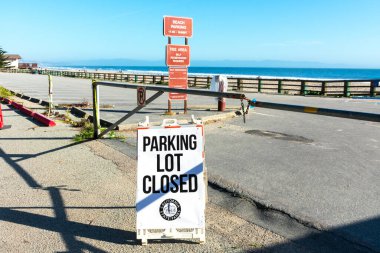 Pasifik Okyanusu kıyısındaki Sunset State Beach Eyalet Parkı 'nın girişindeki park yeri tabelası Santa Cruz, Kaliforniya, ABD - Nisan 2020