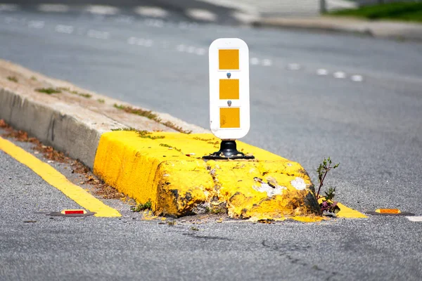 Dividing Median Curb Empty Road White Yellow Warning Reflecting Sign — Stock Photo, Image
