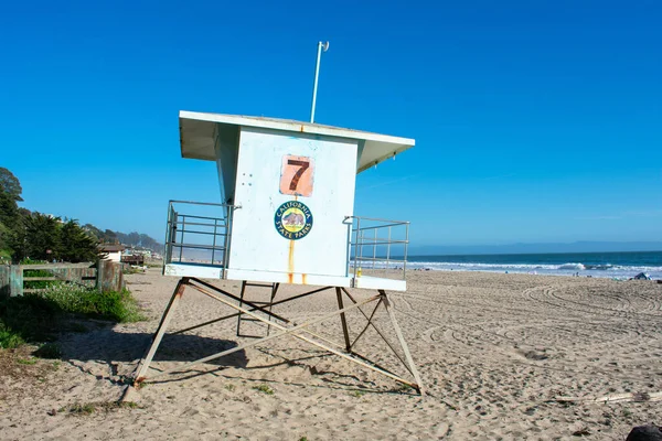 Prázdná Záchranná Věž Rekreační Pláži Státním Parku Kalifornie Pod Modrým — Stock fotografie