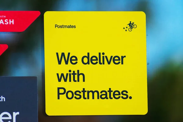 Närbild Gul Dekal Reklam Leverans Tjänst Tillgänglig Postmates Varor Leveranstjänst — Stockfoto