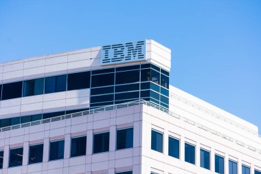IBM Şirketi logosu ve imzası Silikon Vadisi 'ndeki IBM Yenilik Merkezi - Foster City, California, ABD - 2019