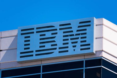 IBM Şirketi logosu ve imzası Silikon Vadisi 'ndeki IBM Yenilik Merkezi - Foster City, California, ABD - 2019
