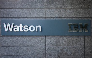 IBM Watson, SOMA, San Francisco, California, ABD 'deki IBM Watson merkez binasının yakınındaki imzayı attı.