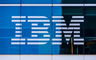 IBM işareti ve logosu IBM Watson modern ofis binasının ön cephesinde SOMA - San Francisco, California, ABD - 2019 dolaylarında