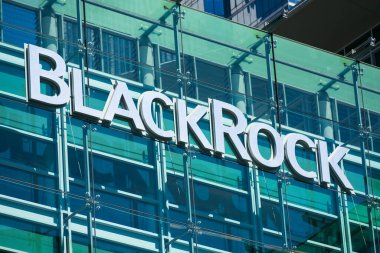 Silikon Vadisi, San Francisco, Kaliforniya, ABD 'deki finans şirketi binasının cam cephesinde BlackRock tabelası ve logosu.