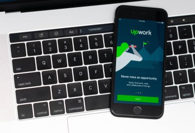 Freelancers mobil uygulama giriş sayfası için bir akıllı telefon güncellemesi. Upwork, şirketlerin ve bağımsız profesyonellerin uzaktan işbirliği yaptığı bağımsız bir platform - San Jose, CA, USA - 2020