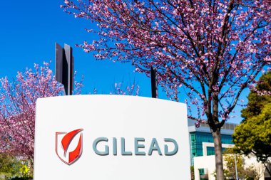Silikon Vadisi 'ndeki merkezde Gilead tabelası. Gilead Sciences, Inc. (Gilead Sciences, Inc., ABD 'li biyoteknoloji şirketi) uyuşturucuyu araştırır, geliştirir ve ticarileştirir.