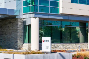 Silikon Vadisi 'ndeki merkezde Gilead tabelası. Gilead Sciences, Inc. (Gilead Sciences, Inc., ABD 'li biyoteknoloji şirketi) uyuşturucuyu araştırır, geliştirir ve ticarileştirir.