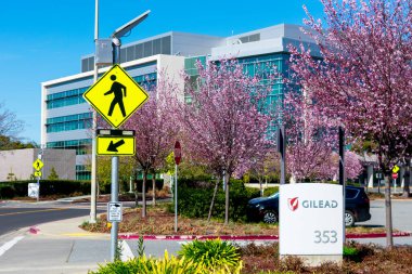 Merkezde Gilead tabelası. Gilead Sciences, büyüyen koronavirüs salgını - Foster City, California, ABD - 2020