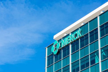 Silikon Vadisi 'ndeki Merck Araştırma Laboratuvarları' nda Merck logosu. Merck Co., ABD 'nin Güney San Francisco şehrinde bulunan çok uluslu bir ilaç şirketidir.