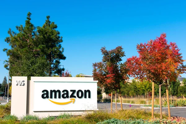 Logotipo Amazon Con Característica Sonrisa Naranja Cartel Del Campus Silicon — Foto de Stock