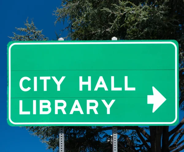 Ayuntamiento Biblioteca Guía Verde Señal Tráfico Con Letras Blancas Flecha —  Fotos de Stock