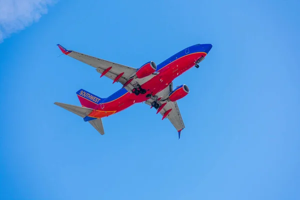 Southwest Airlines Boeing 737 Flugzeug Mit Landescheinwerfern Und Eingesetztem Fahrwerk — Stockfoto