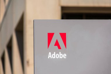 Kapatın. Silikon Vadisi 'nin en büyük şehri San Jose, CA, USA' daki Adobe Inc genel merkezindeki tabeladaki Adobe logosu 2020