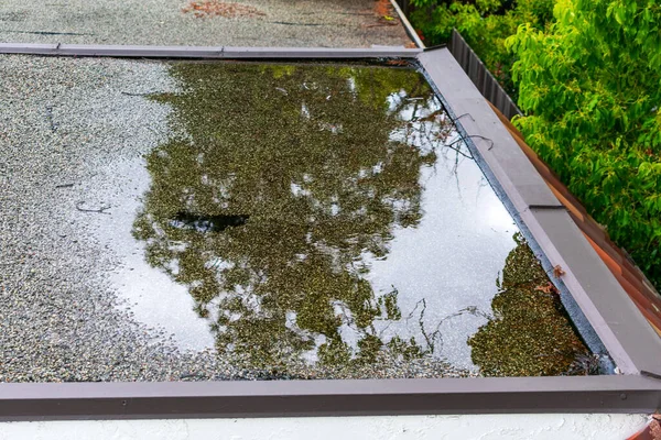 Stehendes Wasser Auf Flachdach Nach Starkregen — Stockfoto