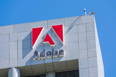 Silikon Vadisi şehir merkezindeki Adobe Inc binasının Adobe logosu - San Jose, CA, USA - 2020