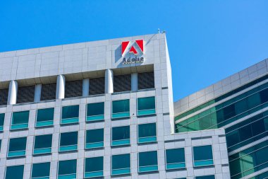 Silikon Vadisi 'nin en büyük şehri San Jose, CA, ABD' deki Adobe merkez binası cephesi 2020