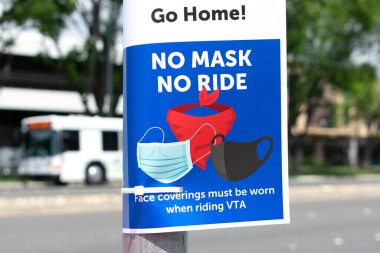 Maske Takmak Yasaktır Toplu taşıma yolcularının COVID-19 - San Jose, California, ABD - 2020