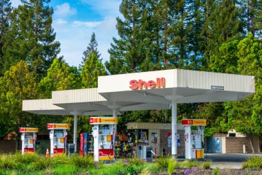 Deniz kabuğu benzin istasyonu dışı olgun ağaçlarla çevrili güzel yeşil manzarayla çevrili - Mountain View, California, ABD - 2020