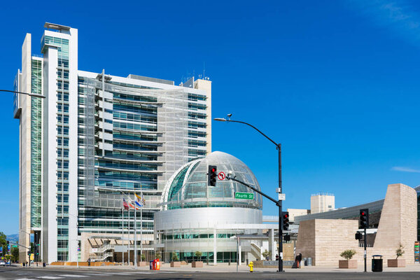 Ратуша Сан-Хосе и комплекс Civic Plaza под голубым небом. Мэрия является местом нахождения муниципального правительства - Сан-Хосе, Калифорния, США - 2020
