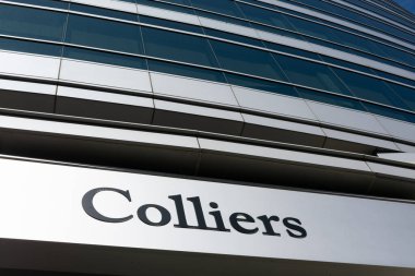 Colliers logosu Silikon Vadisi 'ndeki merkezde. Colliers International, Kanada merkezli küresel ticari emlak hizmetleri organizasyonu San Jose, CA, ABD - 2020