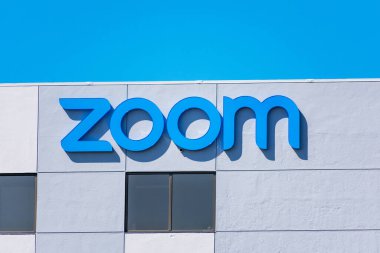 Başlangıç merkezinin ön cephesinde büyük mavi zoom logosu. Zoom Video Communications şirketi bulut bilgisayarını kullanarak uzaktan video konferans hizmetleri sunuyor - San Jose, California, ABD - 2020