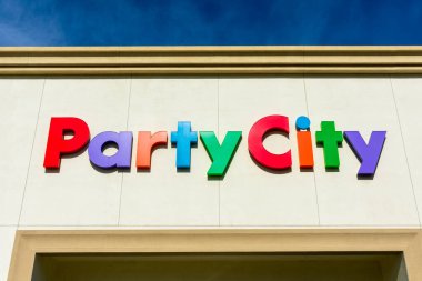 Cupertino Kavşağı 'ndaki perakende mağazasının üzerindeki Party City tabelası Cupertino, California, ABD - 2019