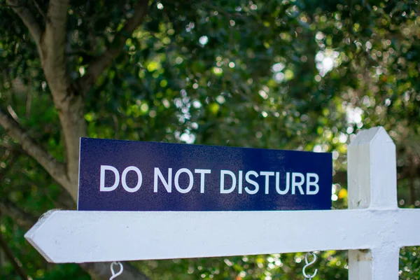 Warnschild Ländlichen Raum Mit Verschwommenem Grün Hintergrund Nicht Stören — Stockfoto