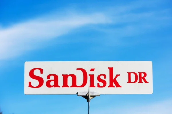 Ein Straßenschild Sandisk Drive Weist Den Besuchern Den Weg Zum — Stockfoto