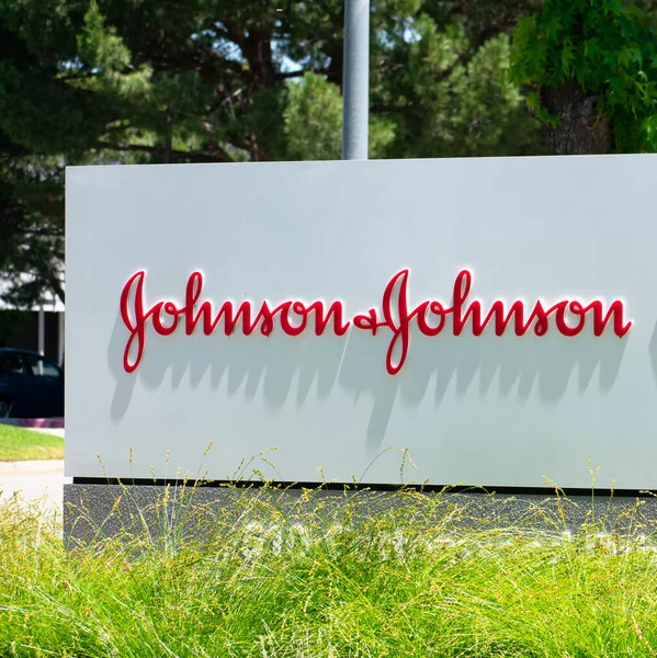ジョンソンはシリコンバレーの多国籍企業のオフィスで署名している ジョンソンはアメリカの多国籍企業です ミルピタス Usa 2020 — ストック写真