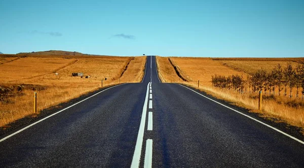 Paisaje Rural Con Carretera Cielo Azul — Foto de stock gratis