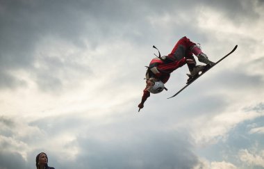 Genç kayakçı gökyüzünde zıplıyor