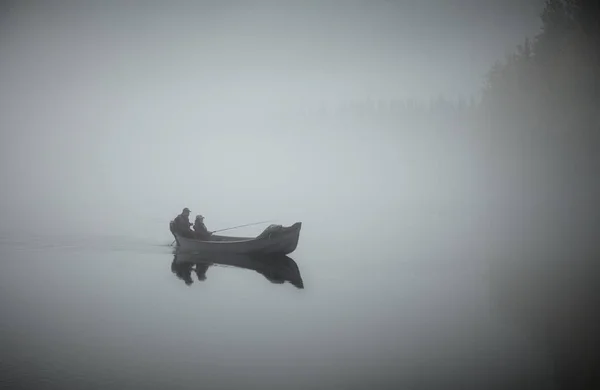Fiskebåt Sjön Vid Dimmig Morgon — Stockfoto