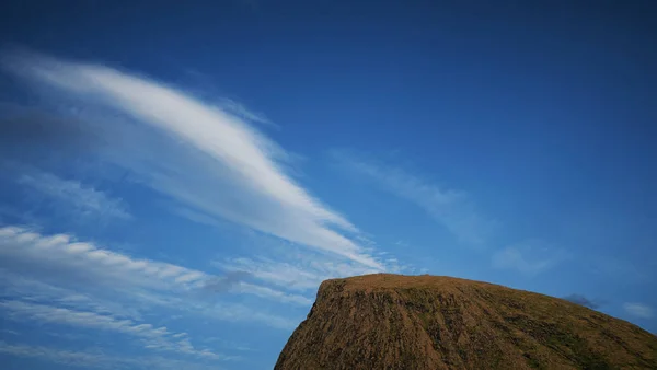 Bela Paisagem Com Céu Azul Nuvens — Fotos gratuitas