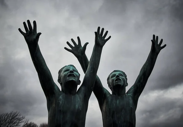 高举双手的非洲人民 — 图库照片