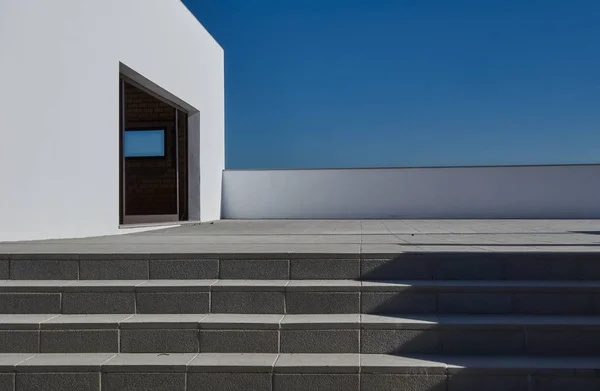निळा आकाश पार्श्वभूमी आधुनिक घर — स्टॉक फोटो, इमेज # 