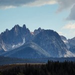 Bela paisagem com montanhas e céu azul