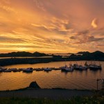 Schöner Sonnenuntergang über dem See mit Birne voller Boote