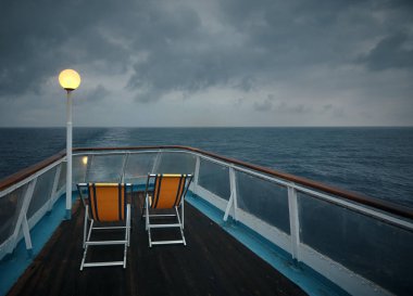 Gemideki plaj sandalyeleri ve okyanus arka planı 