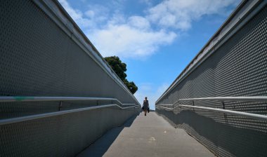 Mavi gökyüzüne karşı modern bir köprüye yakın