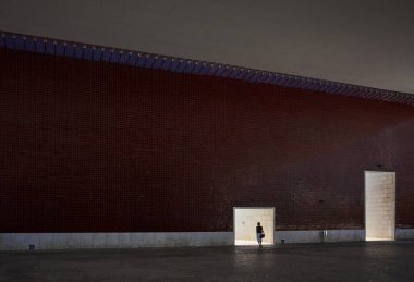 Işık geçişi olan modern parlak iç mekan 