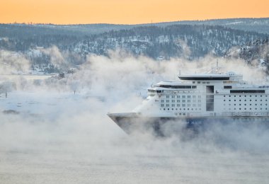 Karlı kış mevsiminde limana giden büyük yolcu gemisi 